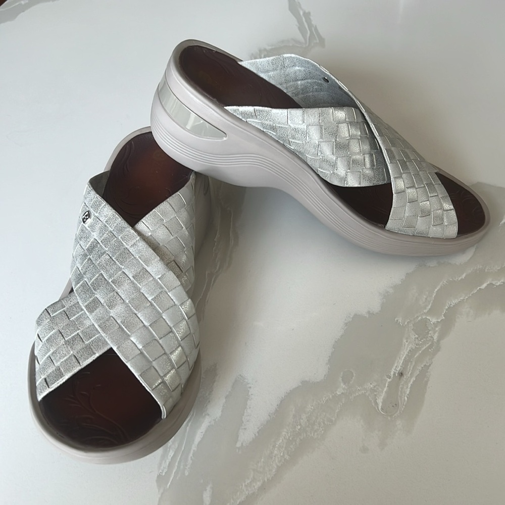 Bzees Dusty Silver Woven Criss Cross Wedge Platform Slip On Sandals Womens Sz 9